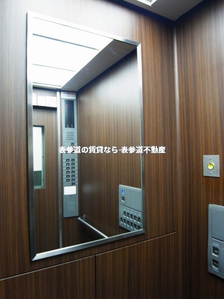 ヴィラージュ南青山 エレベーターに鏡が付いてるのはポイント高いですね!