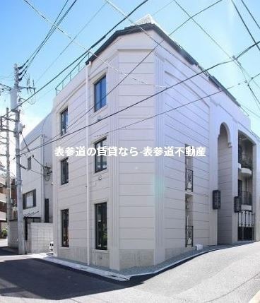 Courtyard Minami-Aoyama(コートヤード南青山) 西洋の建物のような雰囲気の白い外観