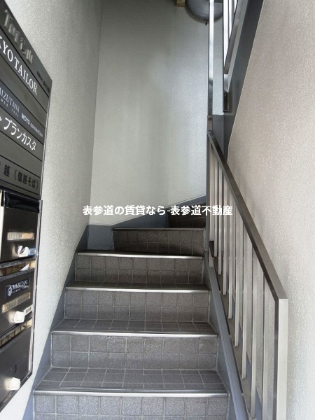 Tot青山ビル 階段になります。