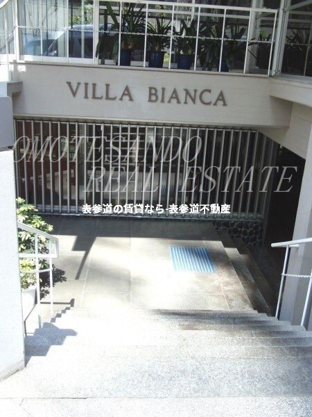 VILLA BIANCA(ビラ・ビアンカ) ここを下って入口に向かいます♪