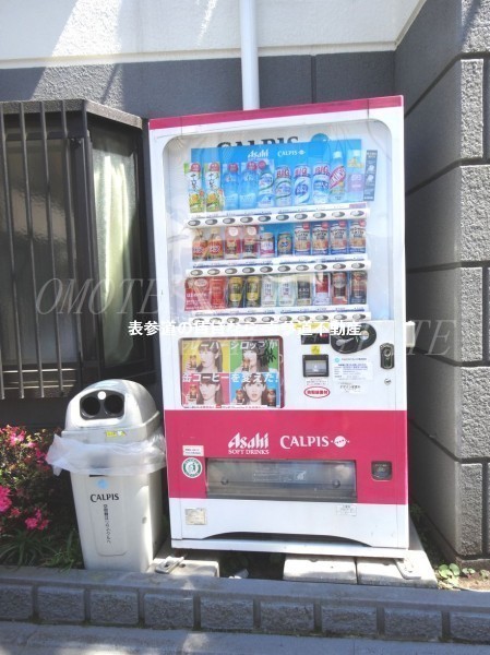 グリーンヒル表参道 外に自動販売機があるのでいつでも飲み物を買いに行けますよ!