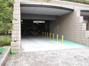 トミンハイム玉川田園調布12 駐車場と駐輪場入口