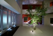 亀戸 水と緑と光を演出した静謐 洗練されたデザインのエントランスホール！