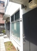 荻窪 ラプラス荻窪 玄関ドアは1階にあります。