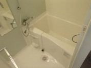代々木八幡 新しい生活 浴室乾燥機付きのバスルーム。