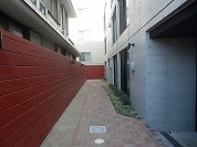 桜新町 ALERO桜新町【アレーロ桜新町】 紅色の共用部壁がアクセントに。