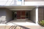西早稲田 モダンなデザインの居住空間 エントランスも上品な雰囲気。