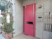 恵比寿 恵比寿でデザイナーズ 赤いアクセントのエントランスドア。