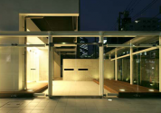 五反田 デザインで選ぶ 夜もライトアップされ、良い感じの雰囲気に。