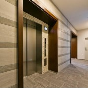 門前仲町 素材感の温もりの上質空間 シックなデザインのエレベーターホール。