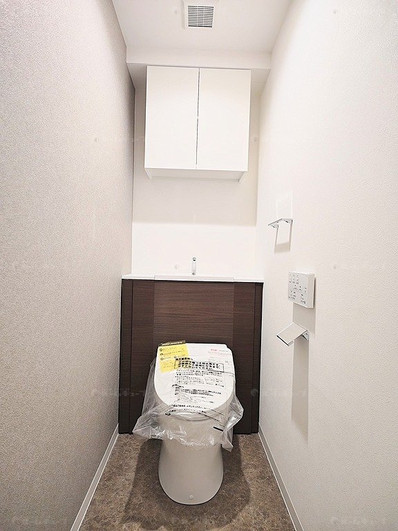 TORIKOE TURRIS Aタイプ201号室トイレ：竣工前のため工事中の様子が映り込んでいます