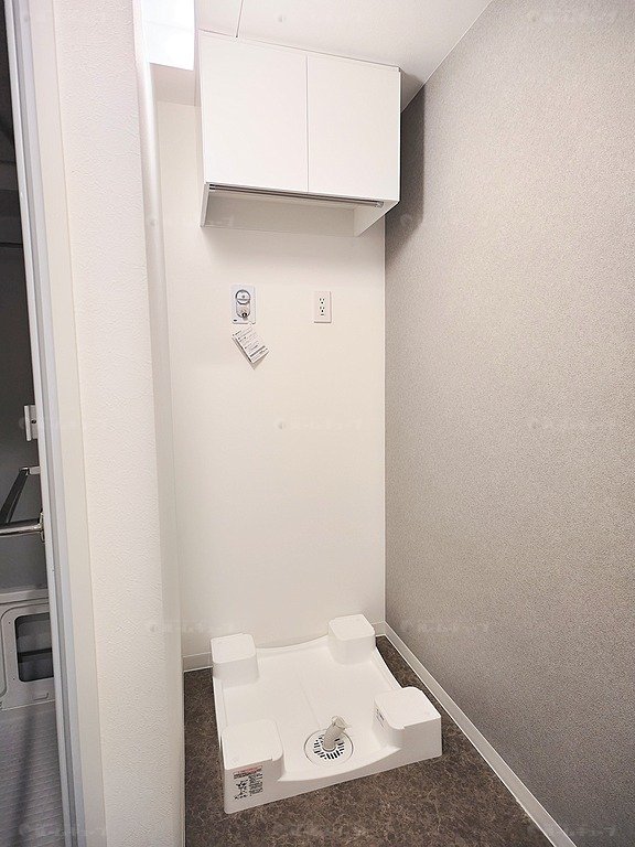 TORIKOE TURRIS Aタイプ201号室洗濯機置き場：竣工前のため工事中の様子が映り込んでいます
